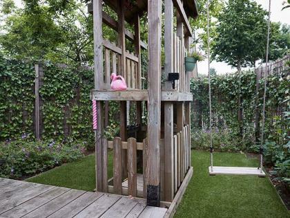 Een speelhuis in de tuin